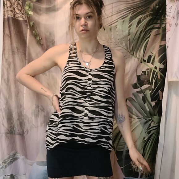 Flowy Zebra Tank - Picture 7 of 9